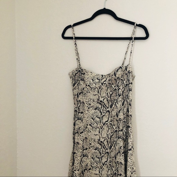 Reformation Vollare Dress in Rattlesnake - Picture 6 of 7